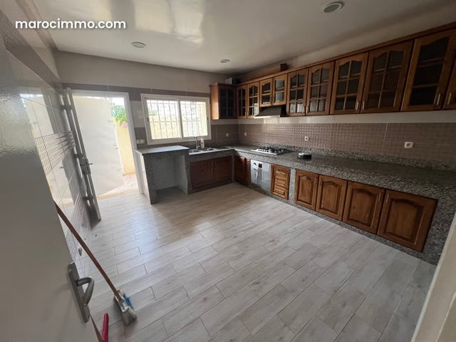 Magnifique villa à louer à Harhoura. Surface totale 350 m². Porte blindée et système de double vitrage — 5