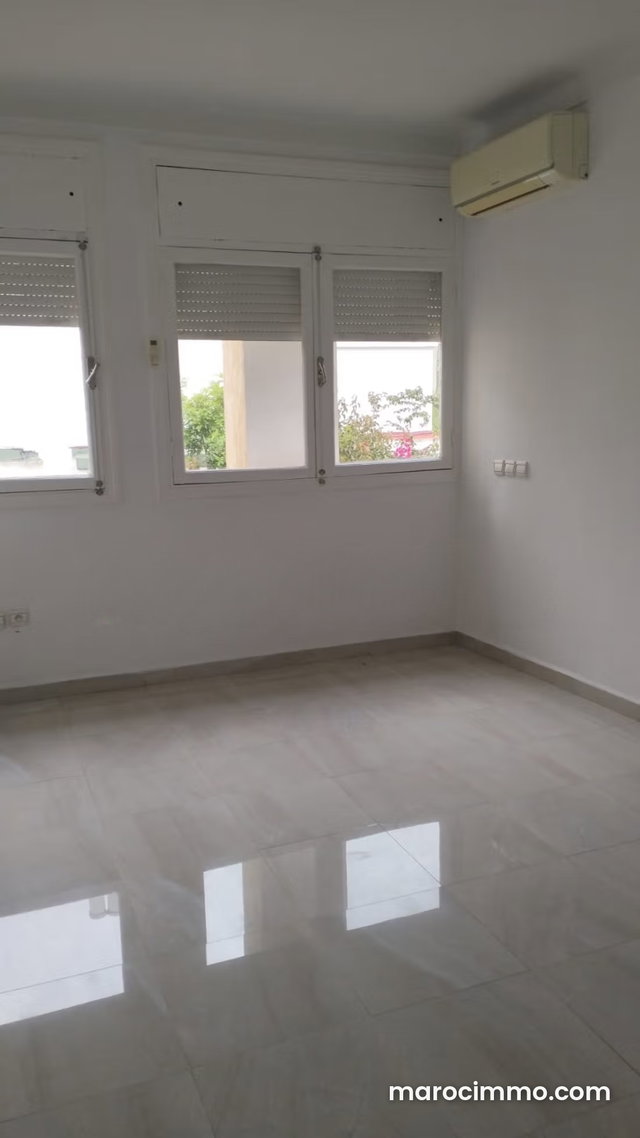 Location de bureaux en Hassan Centre Ville. Superficie 700 m². Porte blindée et système de double vitrage — 4