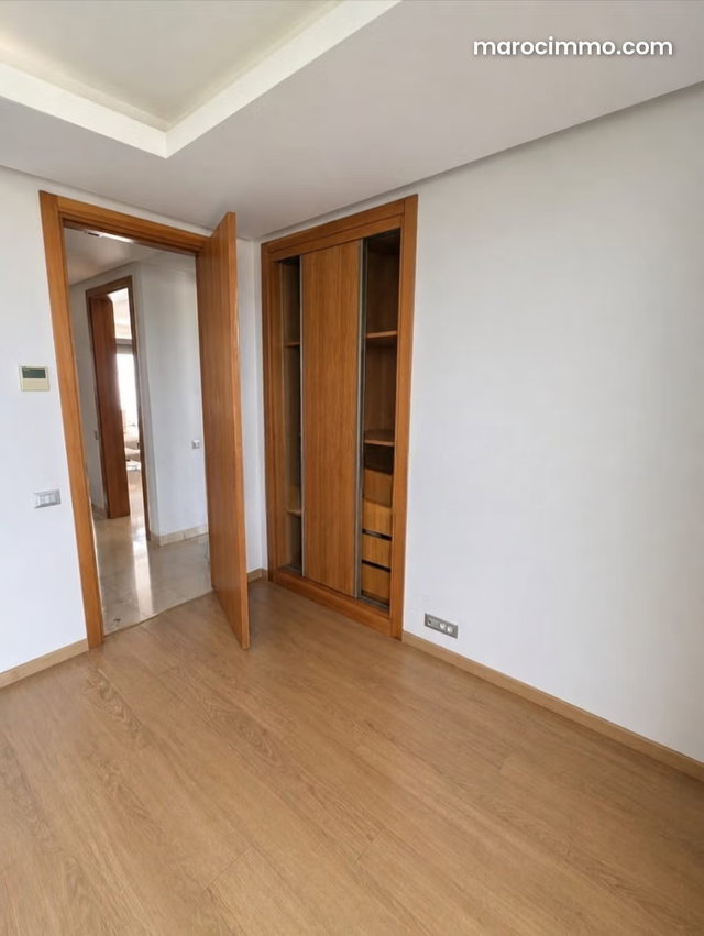 Apartment for rent in Souissi. 4 large rooms. Terrace and elevator — 5