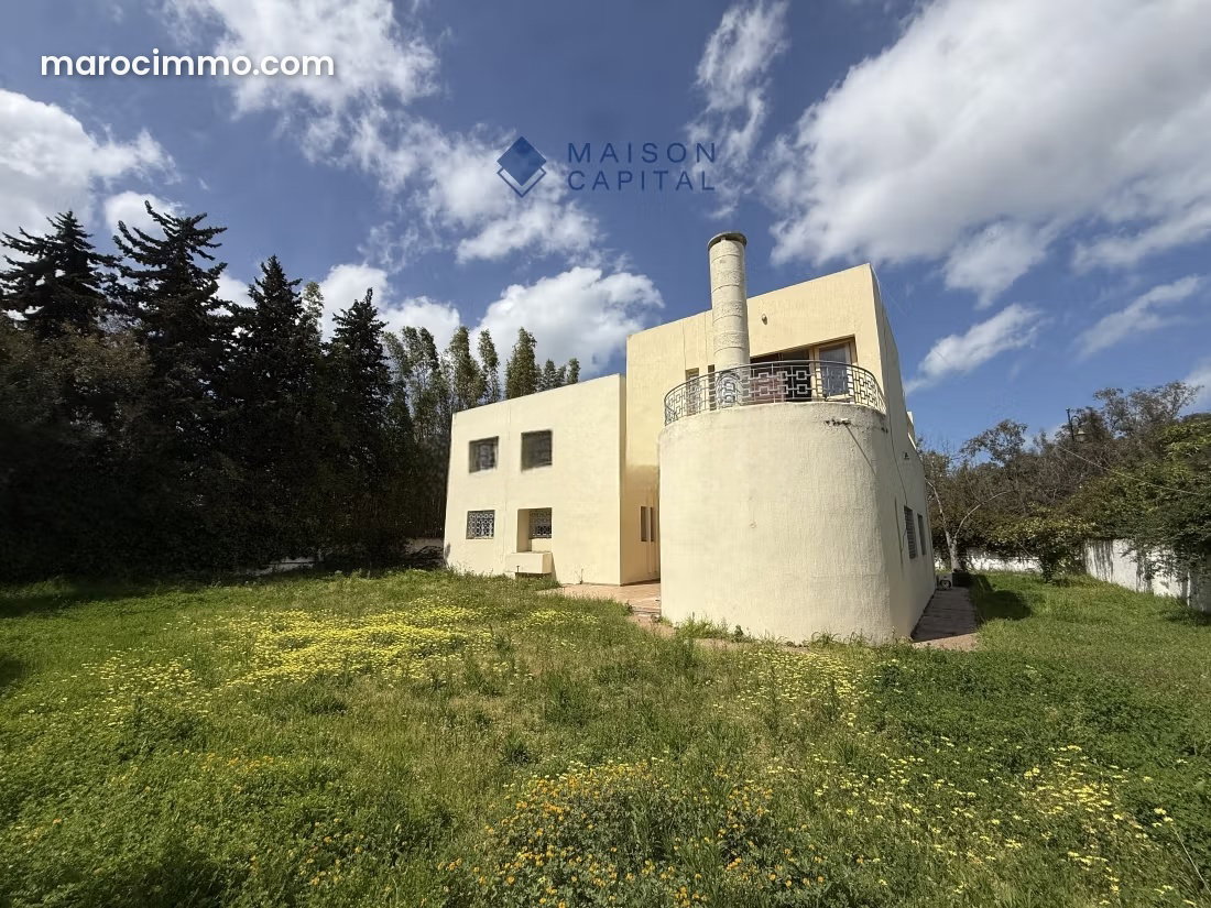 Villa 490 m² sur 1 212 m² de terrain à rénover, Souissi, Rabat — Rabat