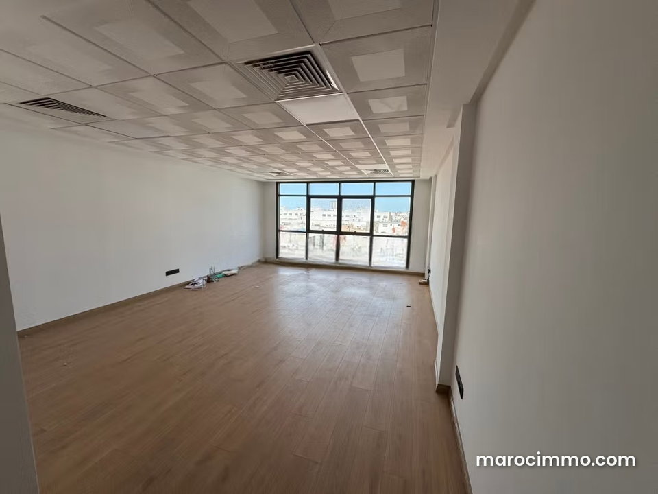 Location de bureaux 48 m2à Maârif Extension. Superficie 48 m². Double vitrage et chauffage central