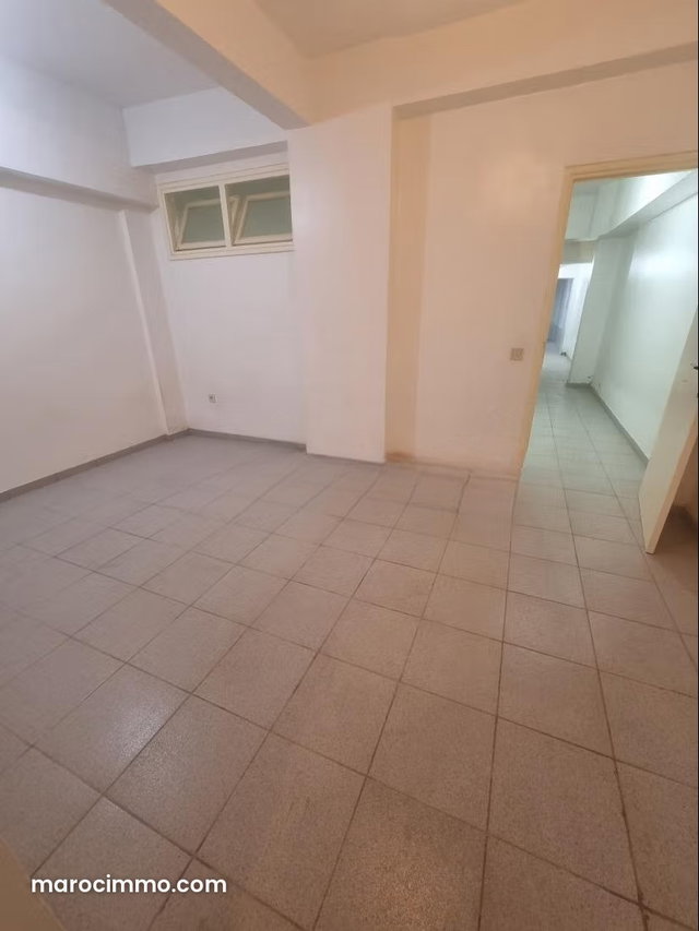 Beau local commercial en location à Hay Mohammadi. Surface de 200 m². Sécurisé 24/24 — 2