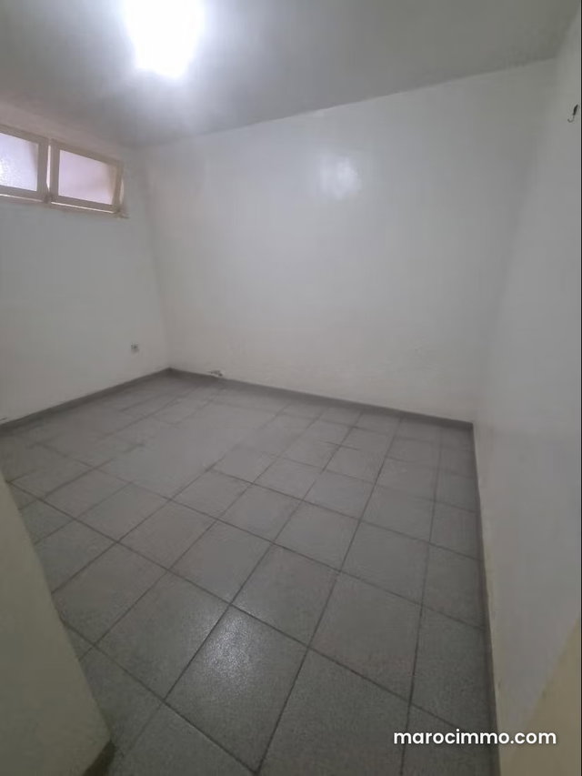 Beau local commercial en location à Hay Mohammadi. Surface de 200 m². Sécurisé 24/24 — 4