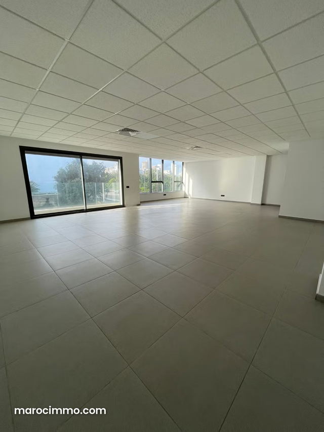 Magnifique bureau neuf à la location en face CAFC — Casablanca