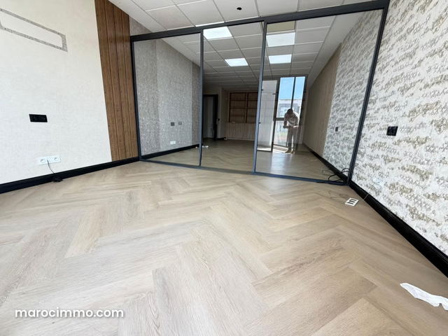Beaux bureaux à louer à Californie. Surface totale 60 m². Porte blindée et résidence sécurisée — Casablanca