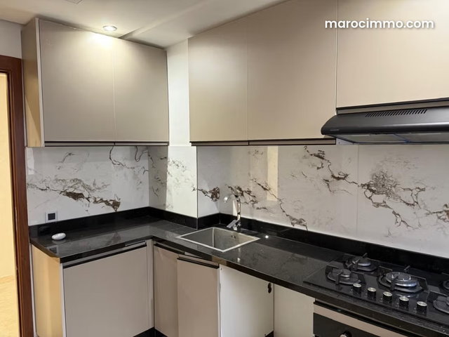 Rent this apartment in Hivernage. 3 spacious rooms. Satellite dish, secure residence — 5