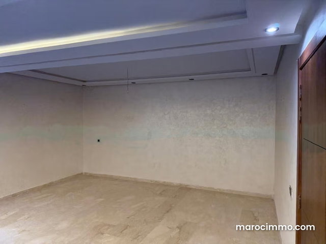 Rent this apartment in Hivernage. 3 spacious rooms. Satellite dish, secure residence — 2