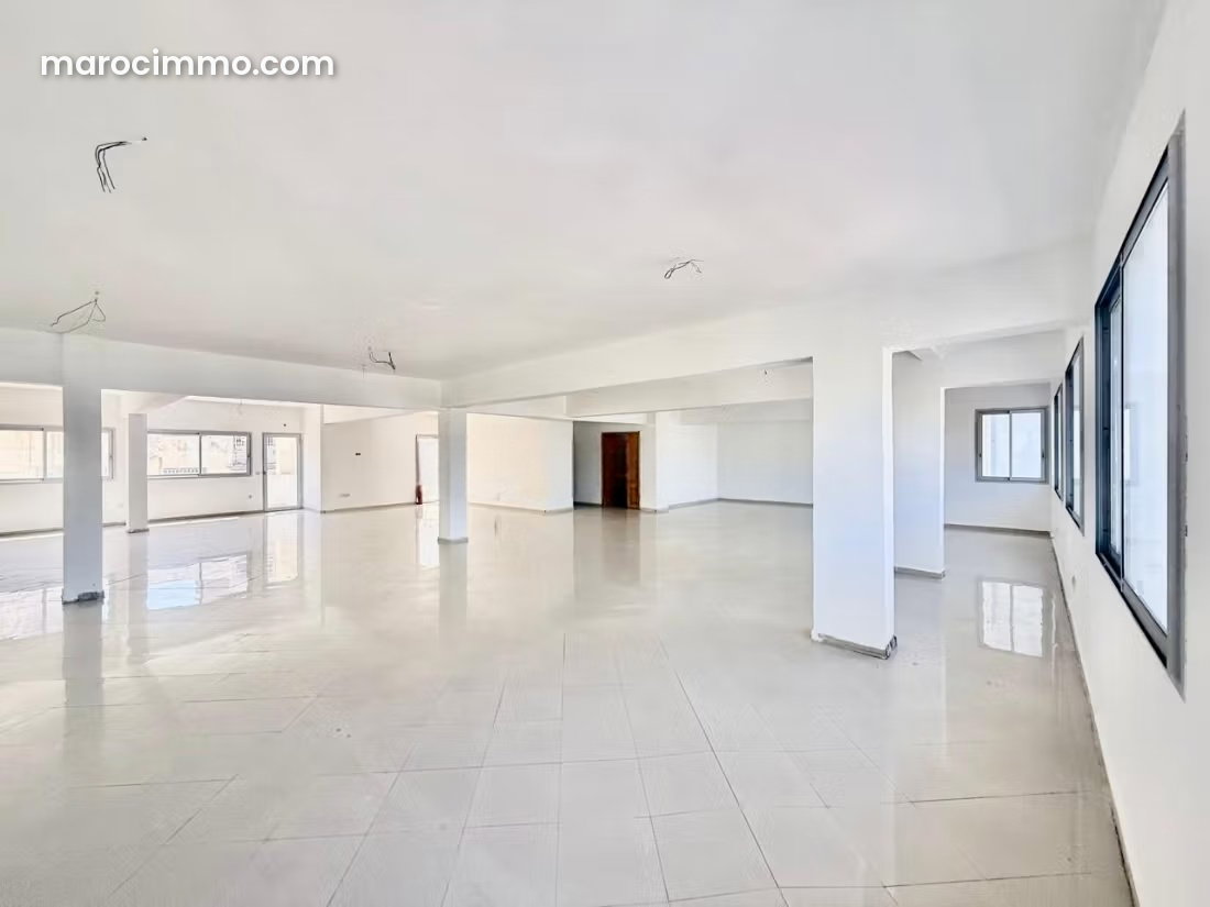 Bureau 245 m² Aïn Chock, Casablanca, plateau ouvert sur avenue — Casablanca