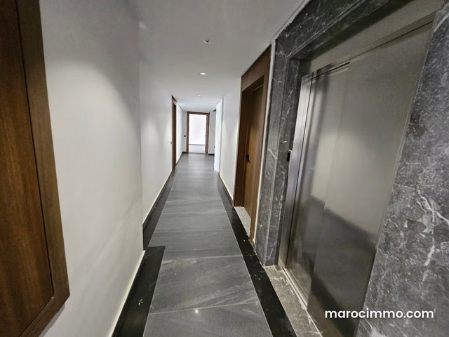 Location de bureaux à Victoria. Surface de 86 m². Fenêtres avec double vitrage et porte blindée — 2