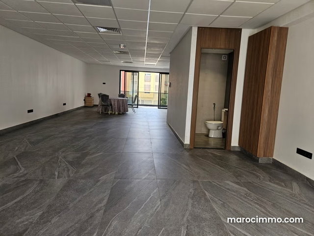 Location de bureaux à Victoria. Surface de 86 m². Fenêtres avec double vitrage et porte blindée — 4
