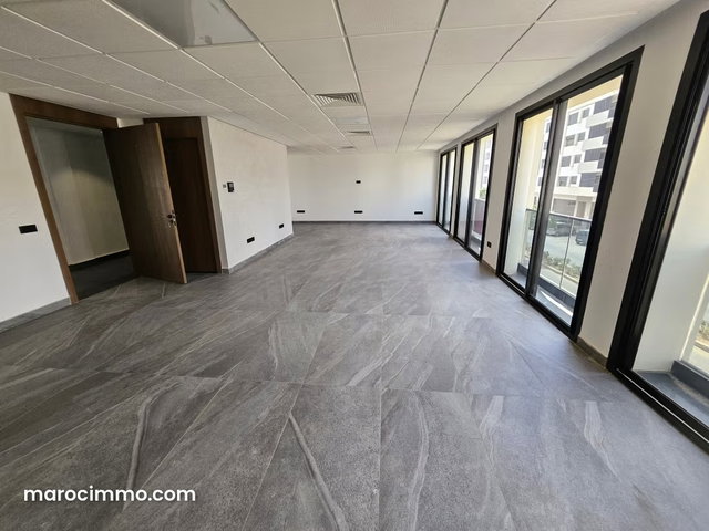 Appartement en location à Victoria. 1 chambre. Service de concierge et climatisation — 3