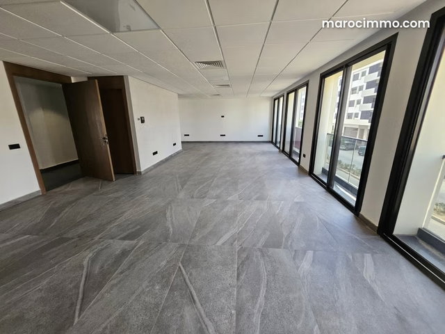 Appartement en location à Victoria. 1 chambre. Service de concierge et climatisation — 2