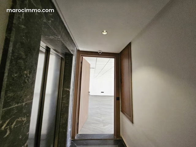 Offices for rent in Victoria. 86 m² area. Secure residence — 5