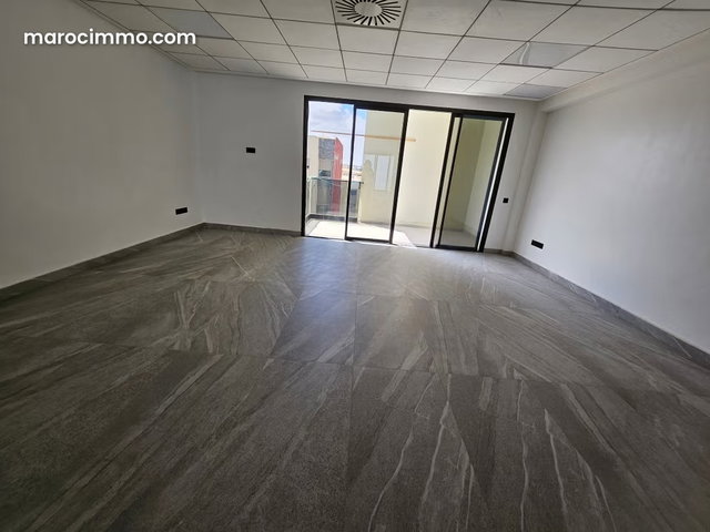 Offices for rent in Victoria. 86 m² area. Secure residence — 4