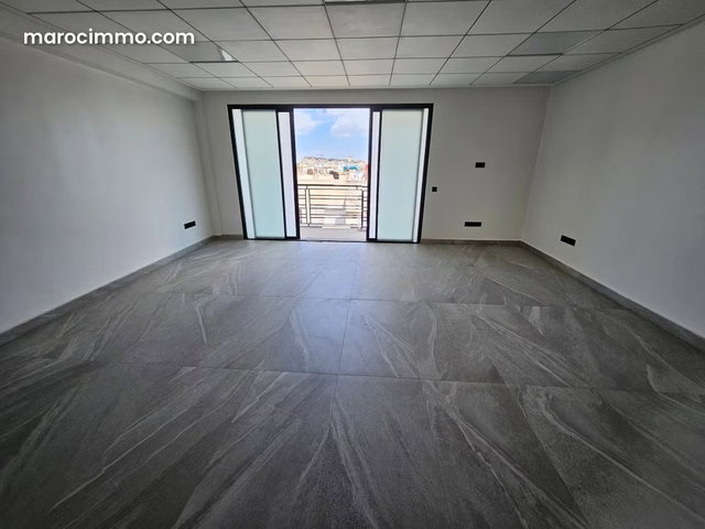 Offices for rent in Victoria. 86 m² area. Secure residence — 2