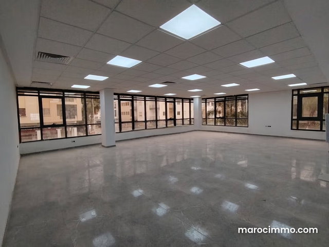 Bureaux à louer à Riad Oulad Mtaa. Surface totale 97 m². Porte blindée et résidence sécurisée — 2