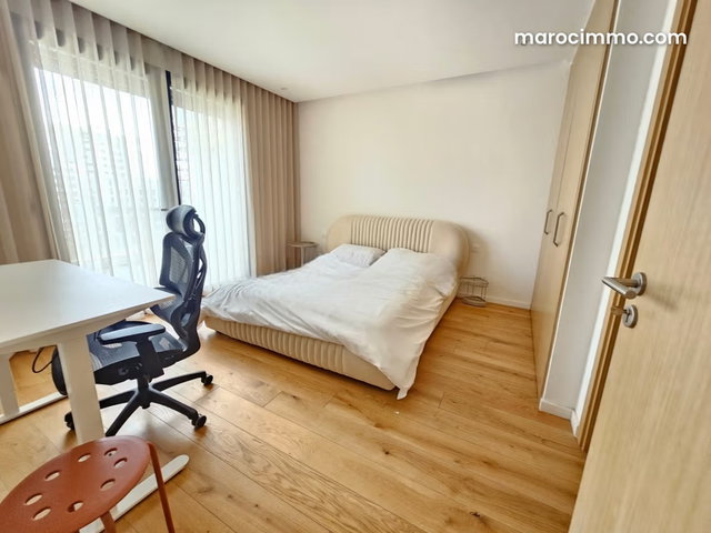 Spacious studio on high floor — 5