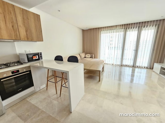 Spacious studio on high floor — 3