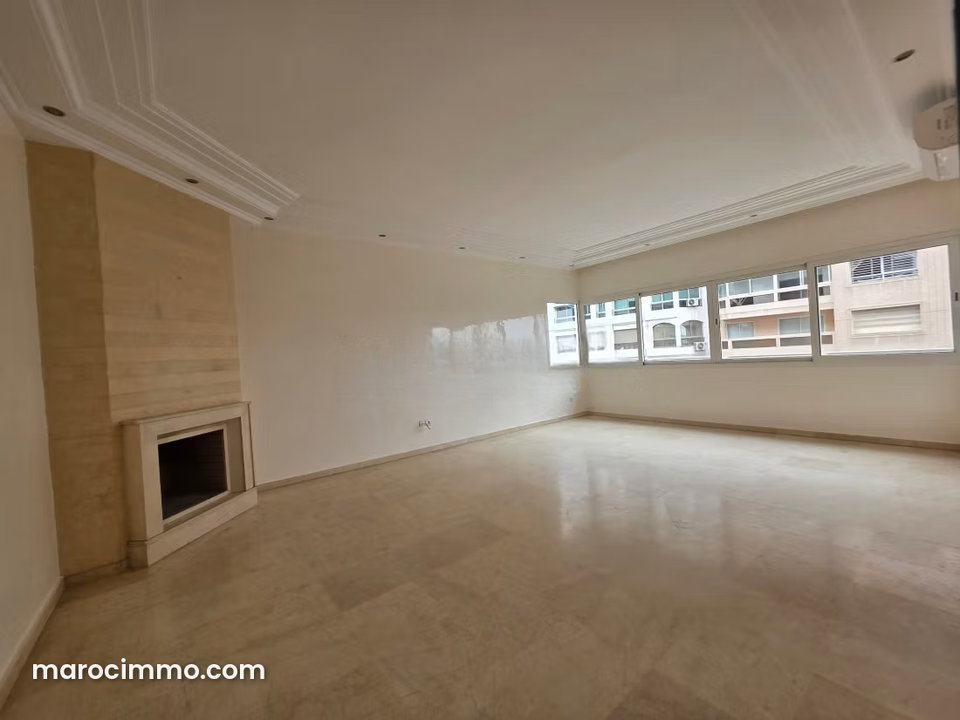 Appartement traversant bien placé au Triangle d'Or