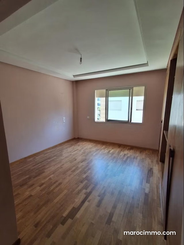 Appartement propre en résidence fermée à louer — 5
