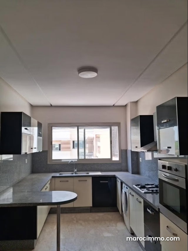 Appartement propre en résidence fermée à louer — 2