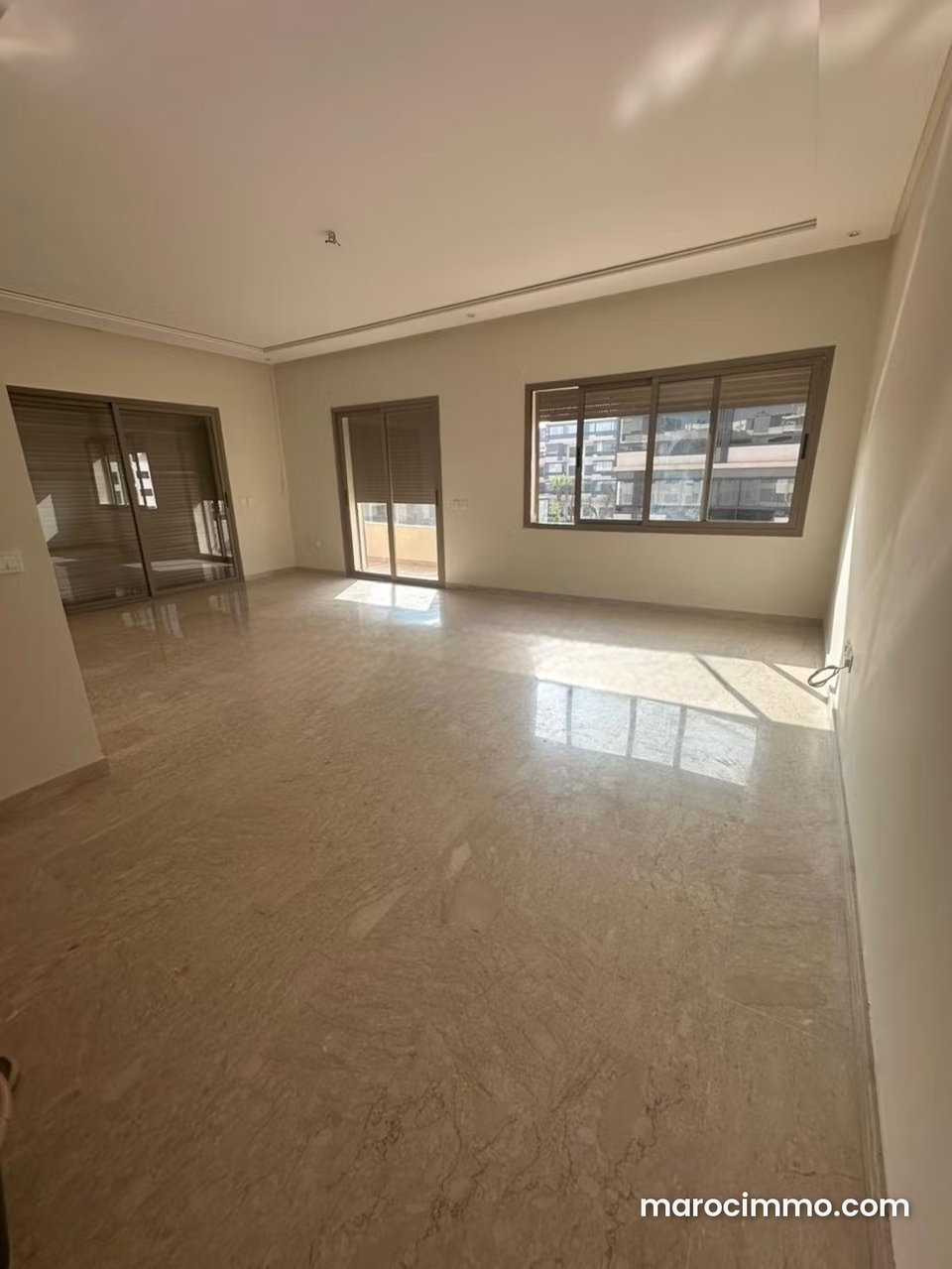 A louer bel appartement vide sur californie