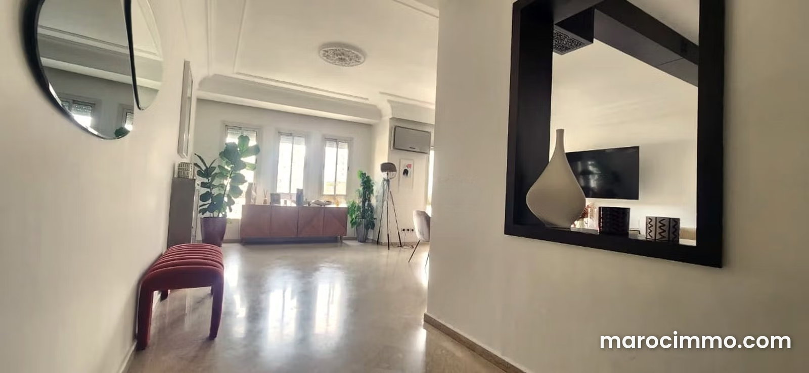 شقة فسيحة مع حديقة خاصة للإيجار بحي مثلث الذهب في الدار البيضاء — الدار البيضاء