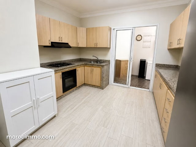 Beautiful 131 m² Cross Apartment – Hospitals Quarter — 3