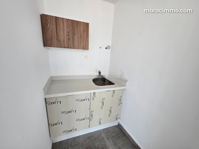 Location de bureaux à Hay Chrifa. Surface totale 84 m². Porte blindée et résidence sécurisée — 5
