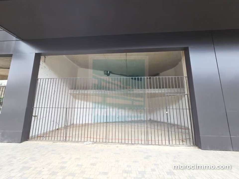 DL. 1021: Magasin à l’angle Bd Ghandi et Stendhal
