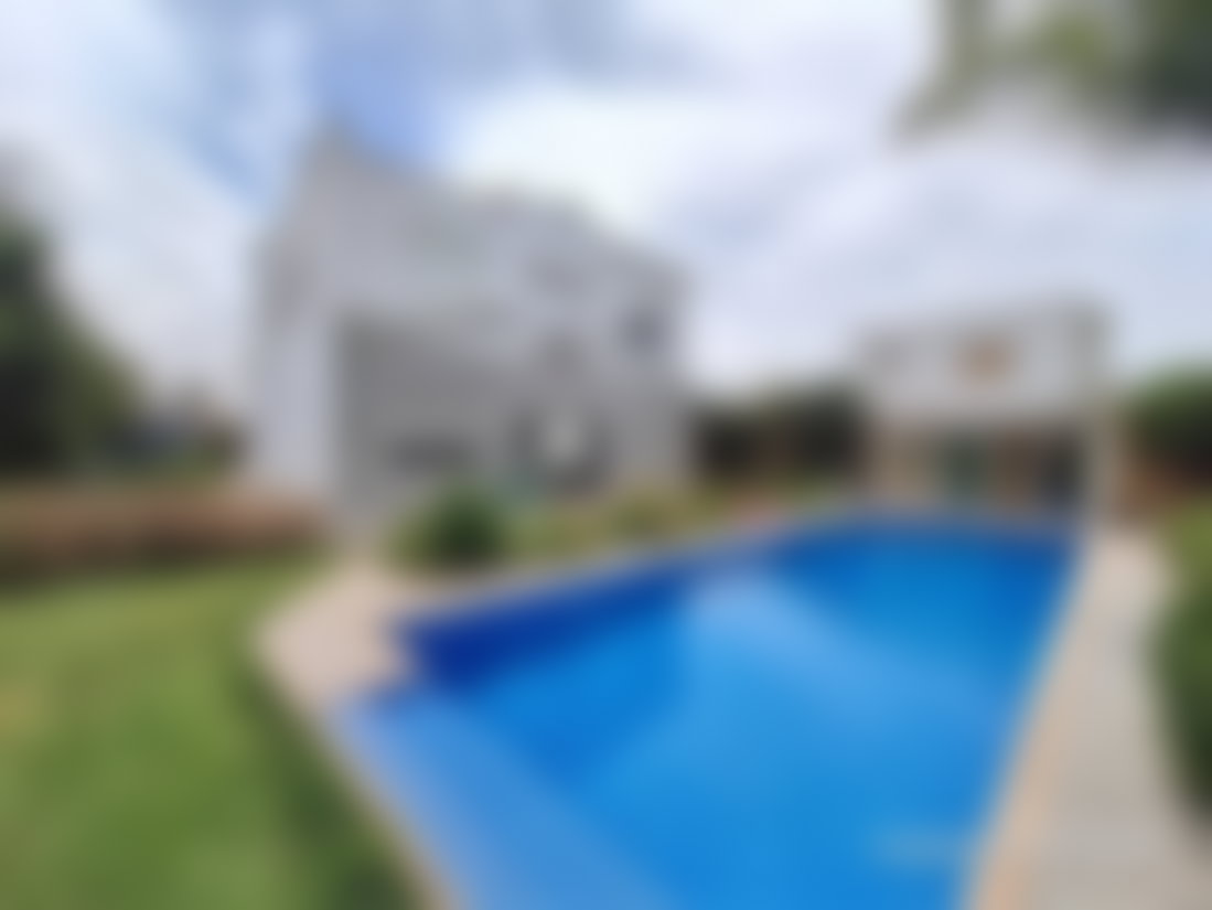 منزل مع مسبح وحديقة شاسعة للبيع في لامحارزة الساحل