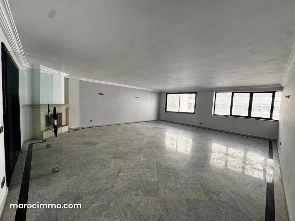 Magnifique Appartement Familial de 265 m² à Louer à Racine – Vue Jardin