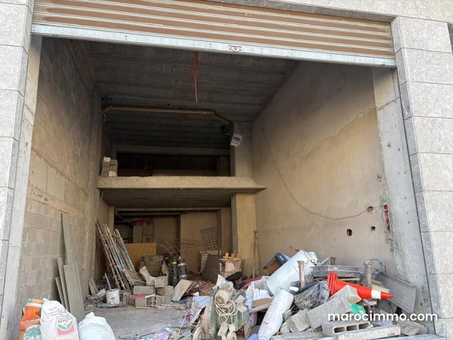 Vend local commercial à Belvédère. Surface totale 115 m². Résidence sécurisée — 2