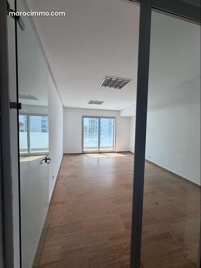 Bureaux à louer à Maârif. Surface totale 90 m². Porte blindée et système de double vitrage — 3