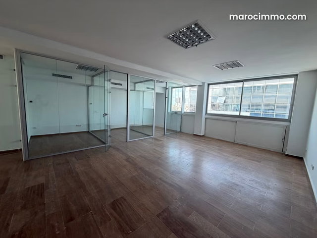 Bureaux à louer à Maârif. Surface totale 90 m². Porte blindée et système de double vitrage — 5