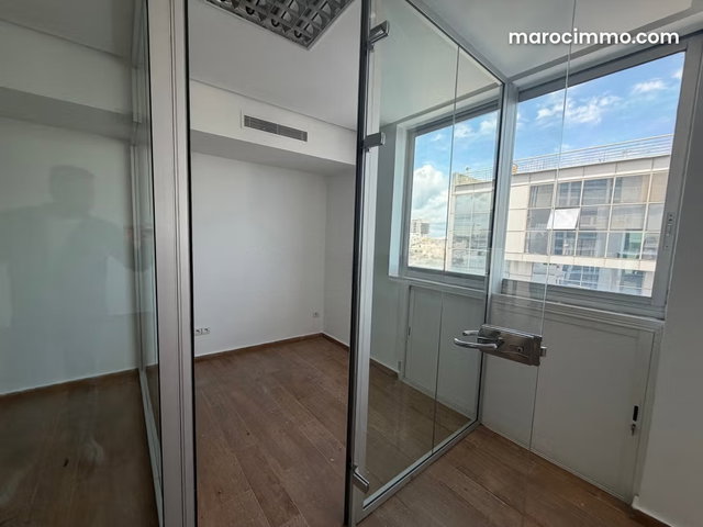 Bureaux à louer à Maârif. Surface totale 90 m². Porte blindée et système de double vitrage — 4