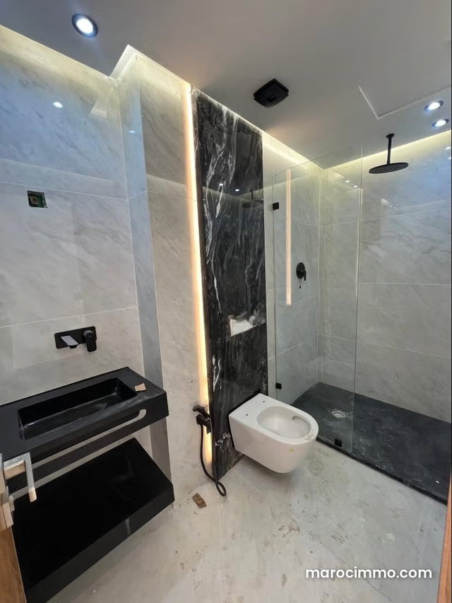 Superbe appartement à vendre en Centre. 4 pièces confortables. Porte blindée, sécurité — 3