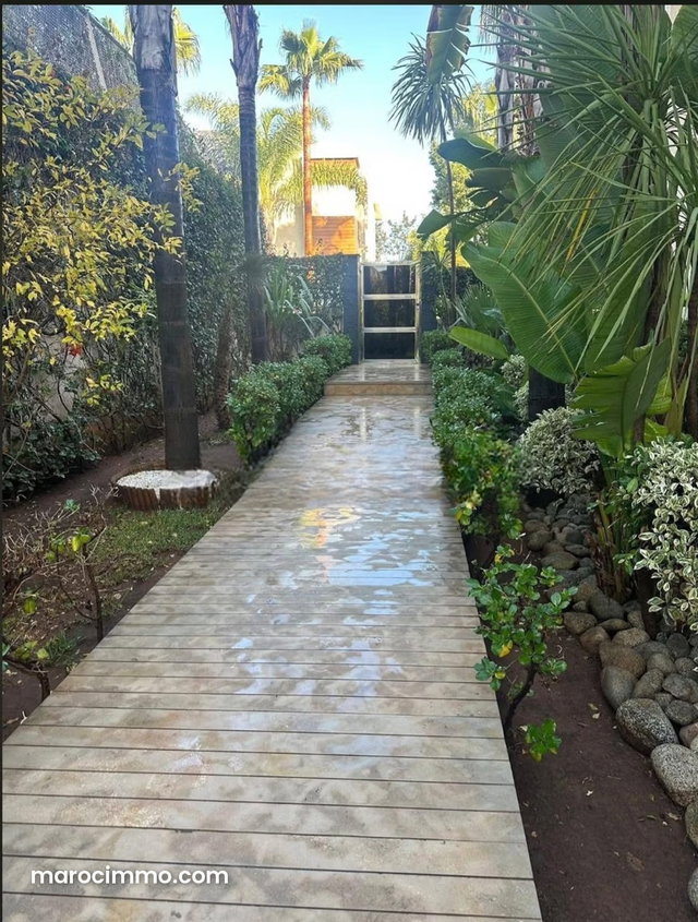 Villa de haut standing à vendre à Ville Verte. 15 pièces confortables. Piscine et air conditionné — 3