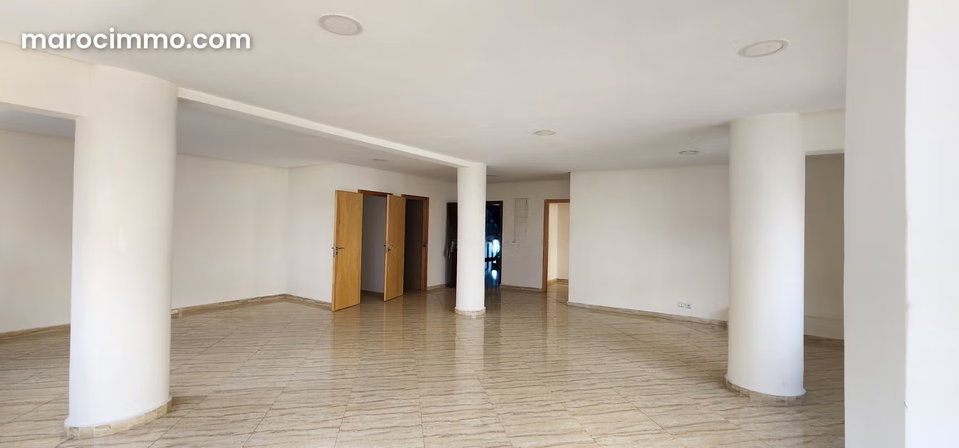 Location de bureaux à Agdal. Surface de 150 m². Parking et ascenseur