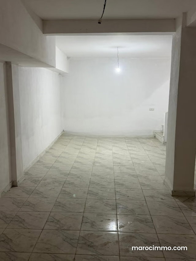 Commercial space for rent in Lissasfa. 160 m² surface — 2