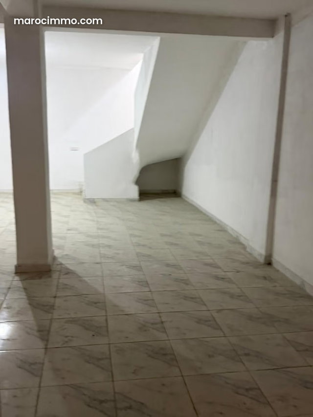 Commercial space for rent in Lissasfa. 160 m² surface — 4
