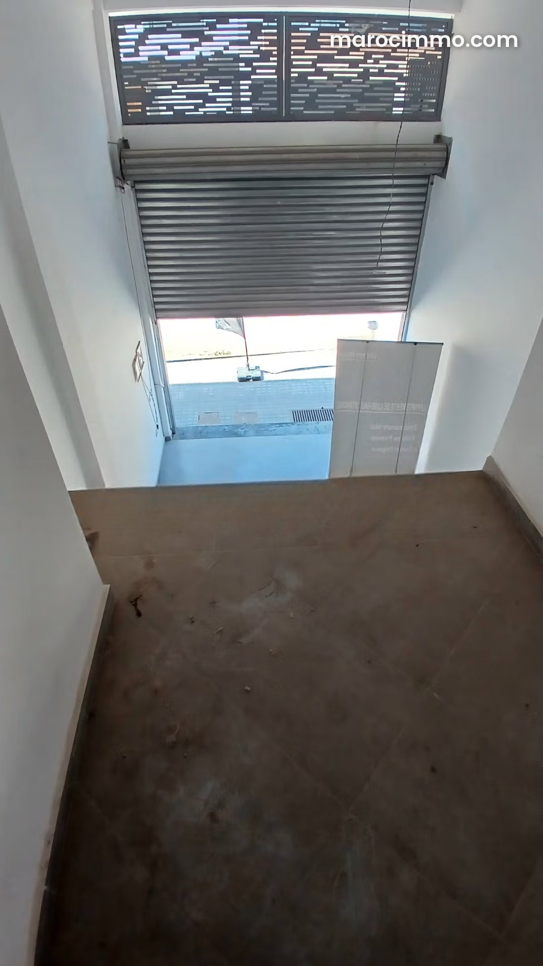 Local commercial 112 m², Dar Bouazza, façade attractive — Dar Bouazza