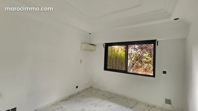 Louez cet appartement à Aviation Mabella. 4 pièces confortables. Places de parking et beau jardin — 2
