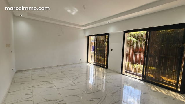 Louez cet appartement à Aviation Mabella. 4 pièces confortables. Places de parking et beau jardin — Rabat