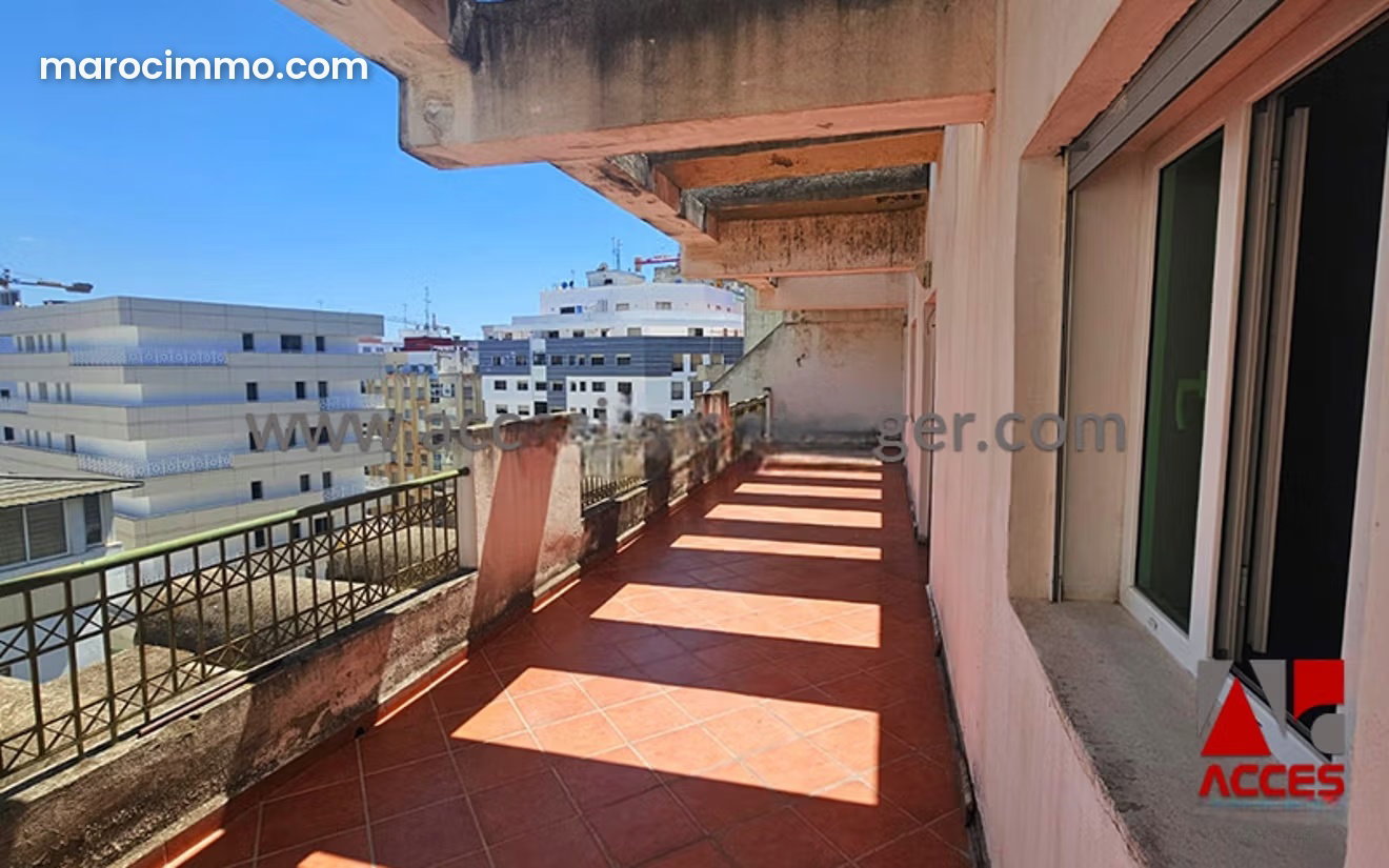 شقة رحبة مع شرفة للبيع بحي الإداري في طنجة — طنجة