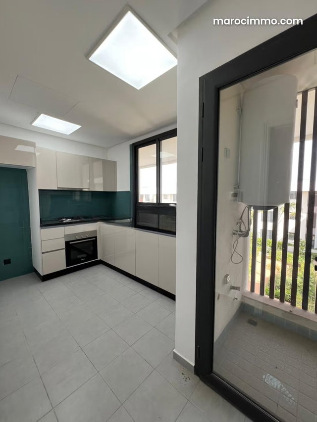 Beautiful apartment for rent in Ain Diab. 3 spacious rooms. Keyed door, security — 3