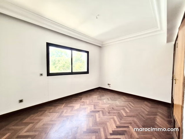 Appartement Vide Racine — 3