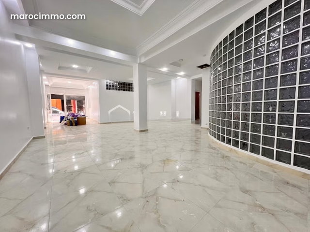 Local commercial de 100 m² à Casablanca — 2