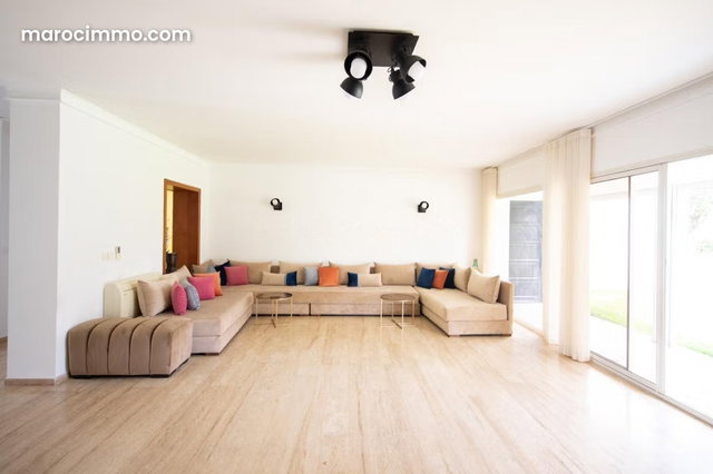 Villa de prestige de plain pied à louer – Souissi — 2