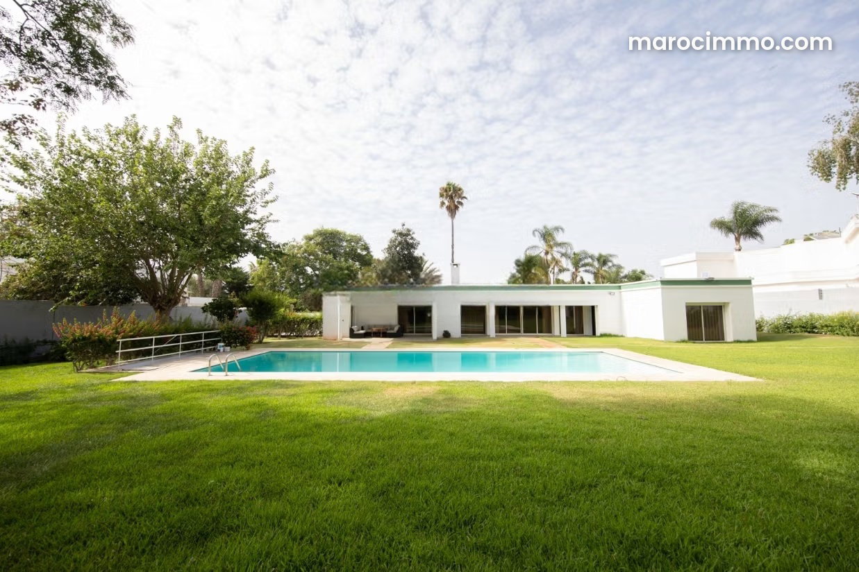 Villa à louer à Souissi, Rabat, écrin de verdure — Rabat